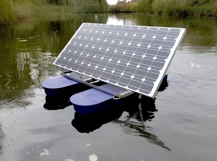 Solar powered aerator operating in aquaculture fish pond