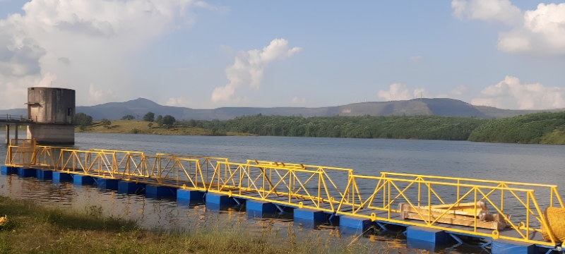 Floating approach bridge / walkway on reservoir