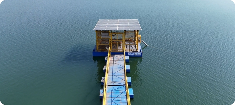 Floating solar pump platform on reservoir