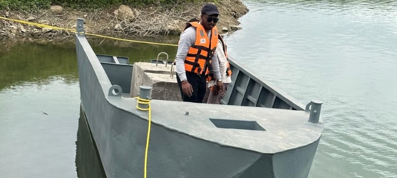 Service pontoon with crane deck